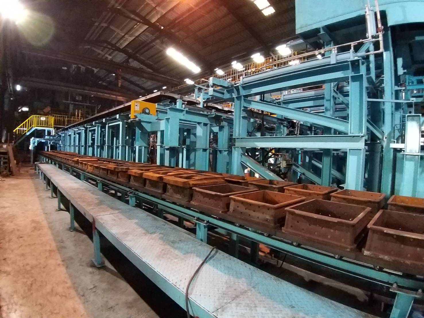 水平分模脫箱造模機 (FDNX)生產設備，升級自動化控制，已投入生產。